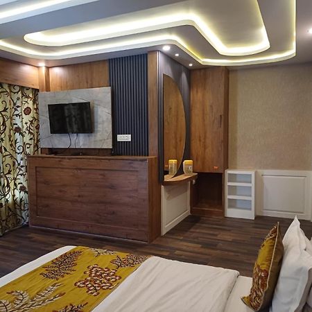 Hotel Manora Palace Срінагар Екстер'єр фото