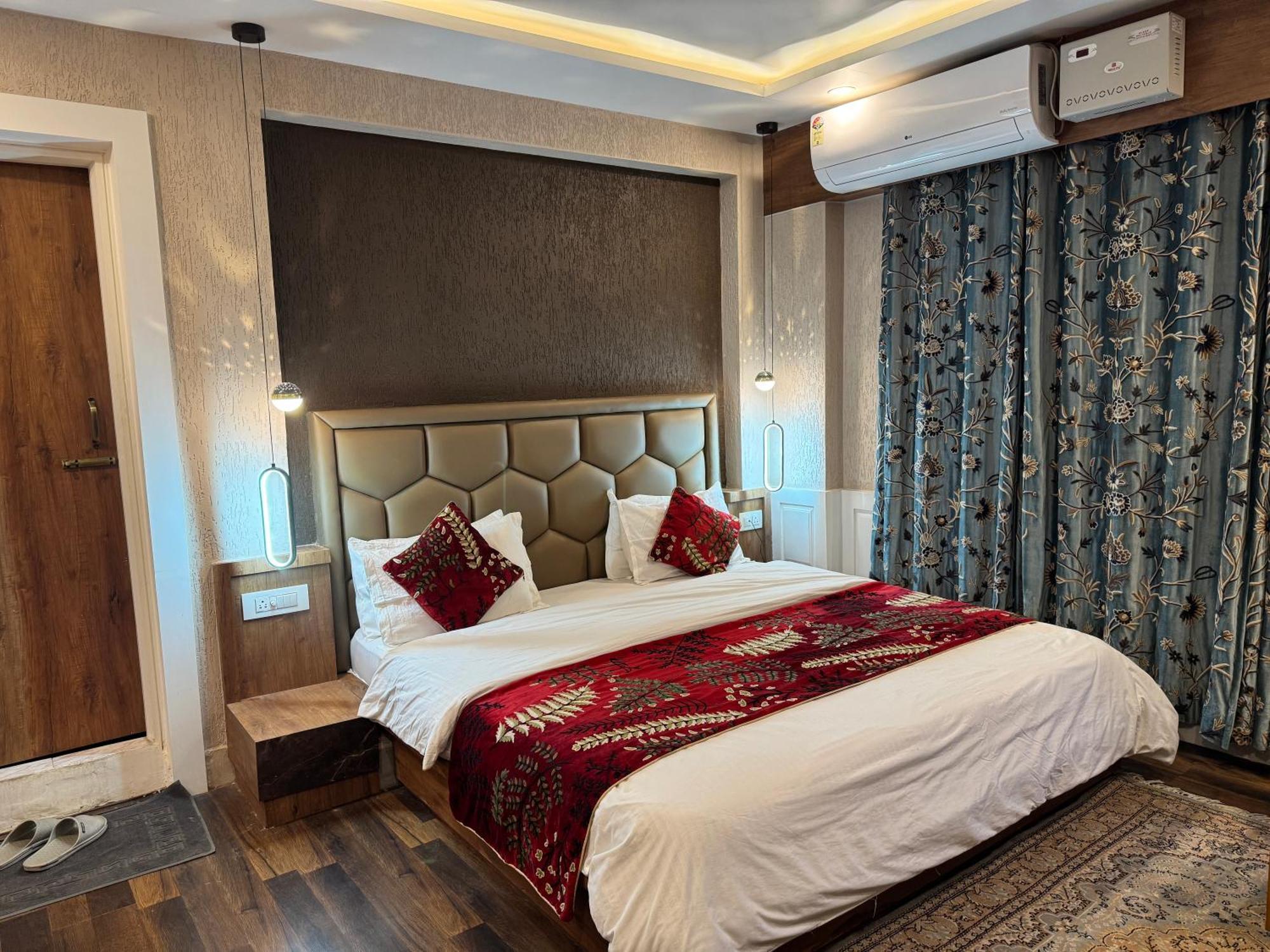 Hotel Manora Palace Срінагар Екстер'єр фото